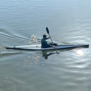 Pádlování na kajaku ROVER, ptačí pohled.