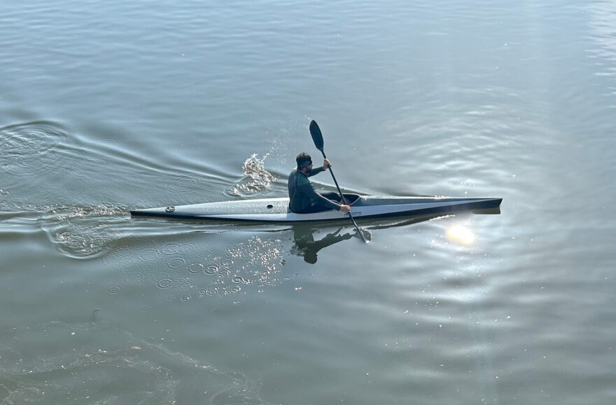 Pádlování na kajaku ROVER, ptačí pohled.