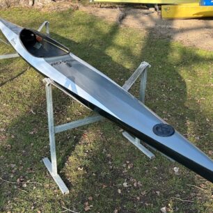 Celkový pohled na kajak ROVER od zádě.