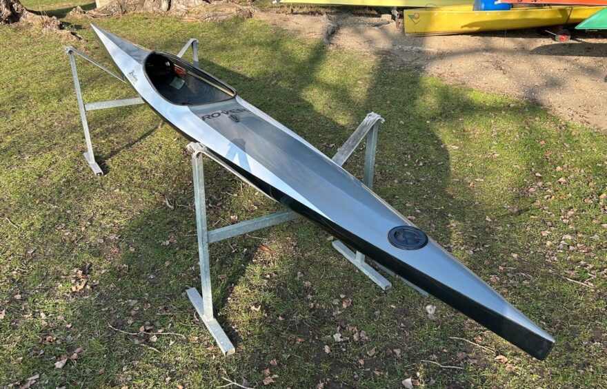 Celkový pohled na kajak ROVER od zádě.