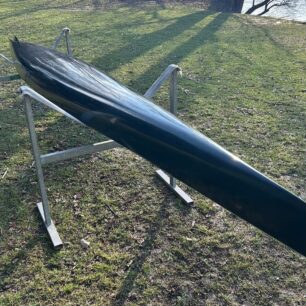 Na dně je dobře viditelná plochá část, která výrazně zlepšuje stabilitu lodi.