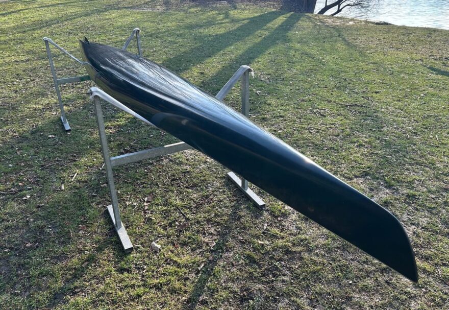 Na dně je dobře viditelná plochá část, která výrazně zlepšuje stabilitu lodi.