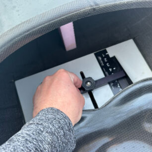 Posun sedačky je velmi jednoduchý a přesný.