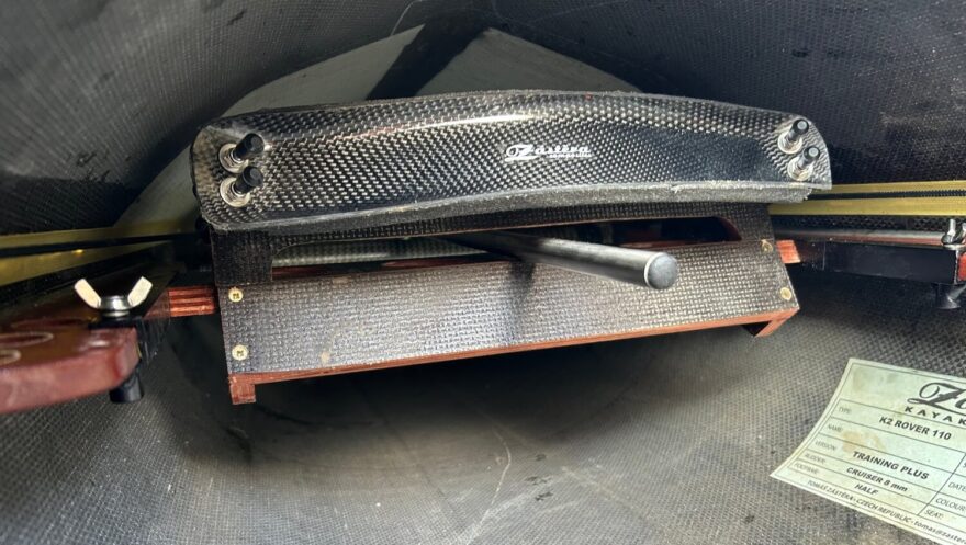 Pohled na opěrku nohou, karbonovou zpětnou opěrku a ovládání kormidla.