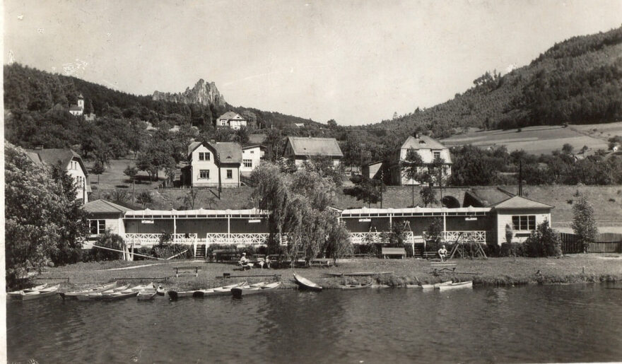 Historická fotografie Žluté plovárny.