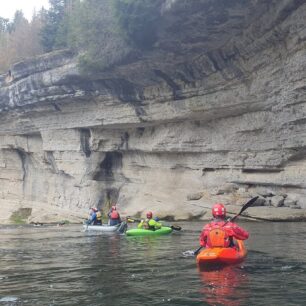 Krásné okolí na středním úseku řeky Doubs.