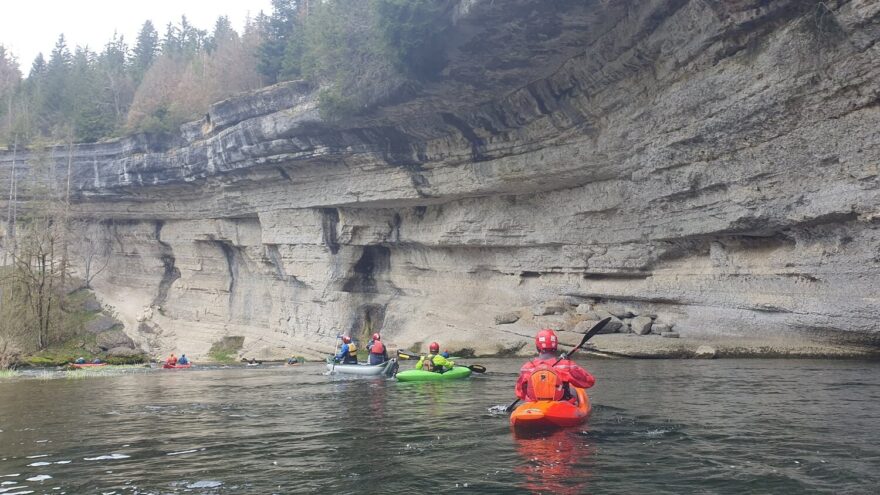 Krásné okolí na středním úseku řeky Doubs.