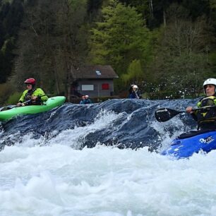 Peřeje na spodním úseku řeky Doubs.