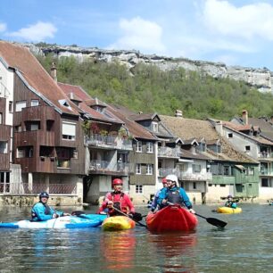 Řeka Loue ve městě Ornans. Pěkná vyhlídková plavba.