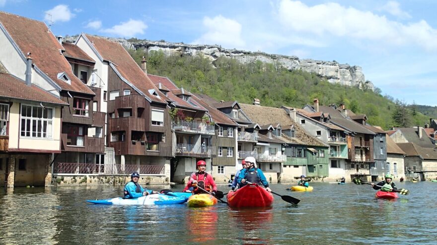 Řeka Loue ve městě Ornans. Pěkná vyhlídková plavba.