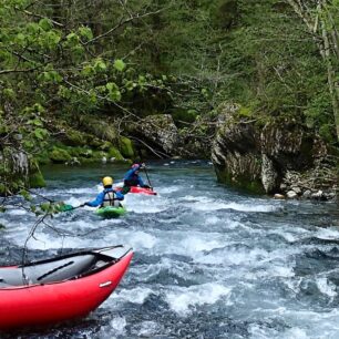 Svižné peřejky na řece Le Chéran.