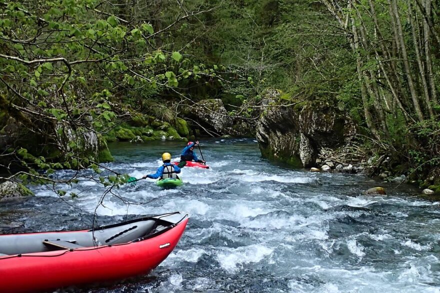 Svižné peřejky na řece Le Chéran.