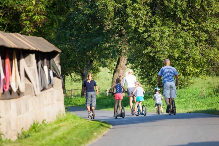 Pro cestu podél řeky jsou populární koloběžky nebo kola, pro něž je ideální cyklostezka Greenway Jizera. / F: archiv SUNDISK