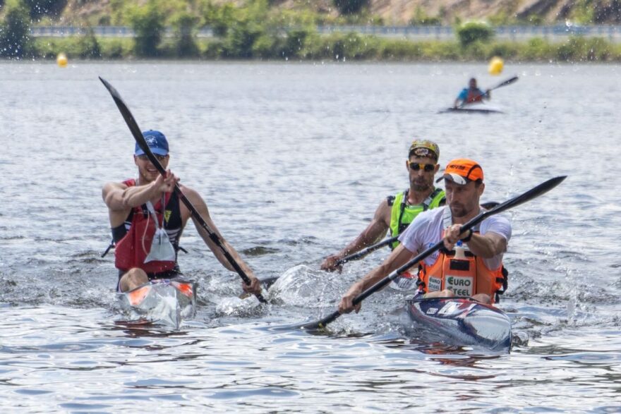 Dlouholetý reprezentant a několikanásobný medailista z MS v maratonu Jakub Adam vede skupinku závodníků. Za ním je pozdější vítěz dlouhého závodu Matouš Pavlík.