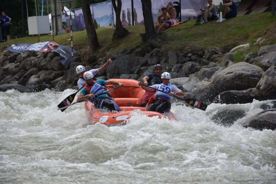 Mixová posádka RK Troja při sprintu. / F: United Rafting