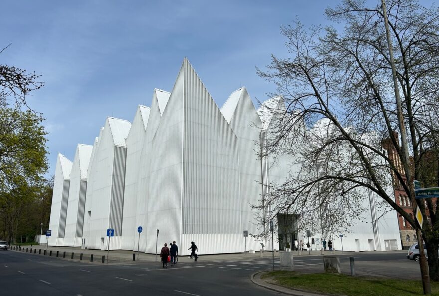 Moderní budova filharmonie získala mnoho ocenění v architektonických soutěžích.