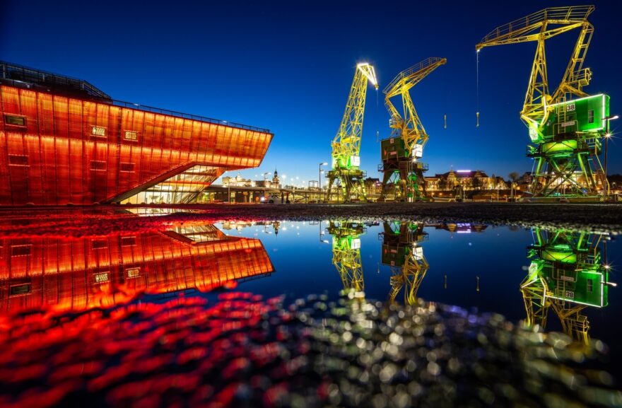 Vzdělávací centrum Morskie Centrum Nauki a takzvaní zdvižosaouři jsou na noc krásně osvětelni. / F: Pomorzezachodnie.travel