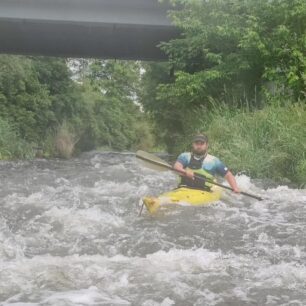 Výrazná peřej pod silničním mostem u obce Tokarnia na Černé Nidě.