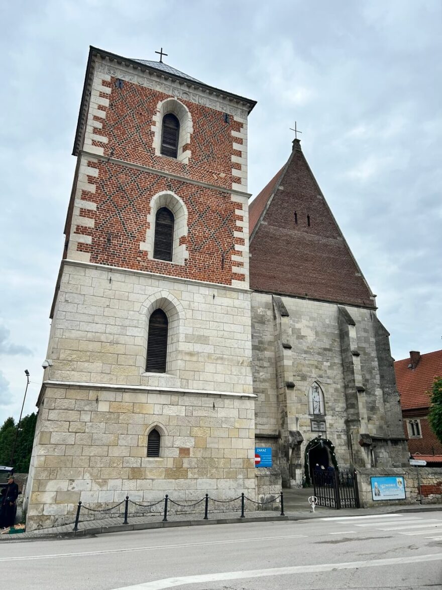 Bazilika narození Panny Marie se zvonicí ve vesnici Wiślica.