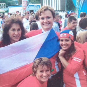 Oslava medailí z ME dračích lodí v roce 2006.