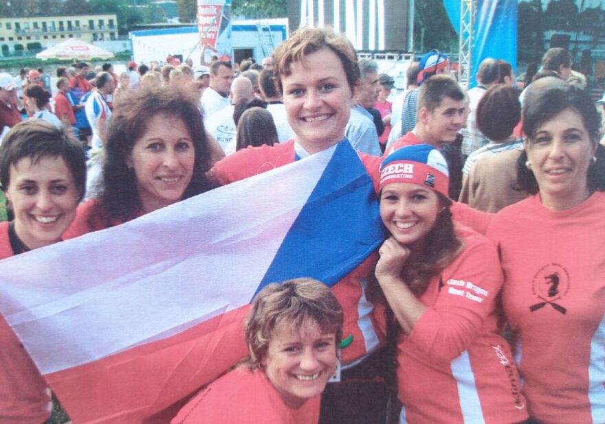 Oslava medailí z ME dračích lodí v roce 2006.