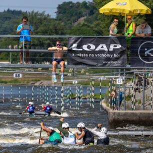 Trojský pohár v raftingu – slalom. Petra na mostku v zeleném triku.