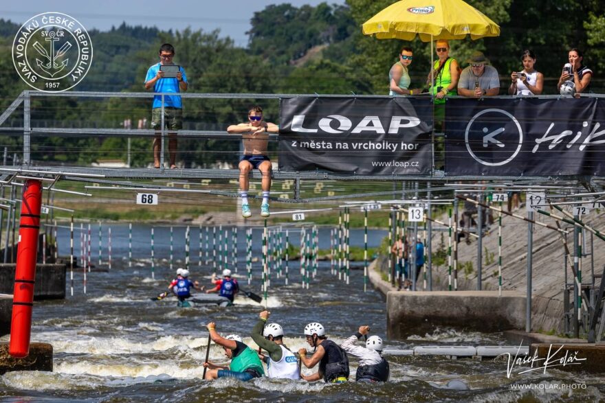 Trojský pohár v raftingu – slalom. Petra na mostku v zeleném triku.
