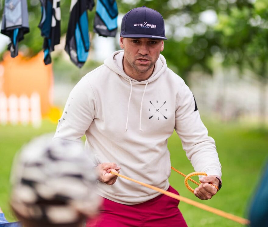 Důležitou součástí vodáckého sportu je i bezpečnost a záchrana. Jurda předvádí práci s házecím pytlíkem.