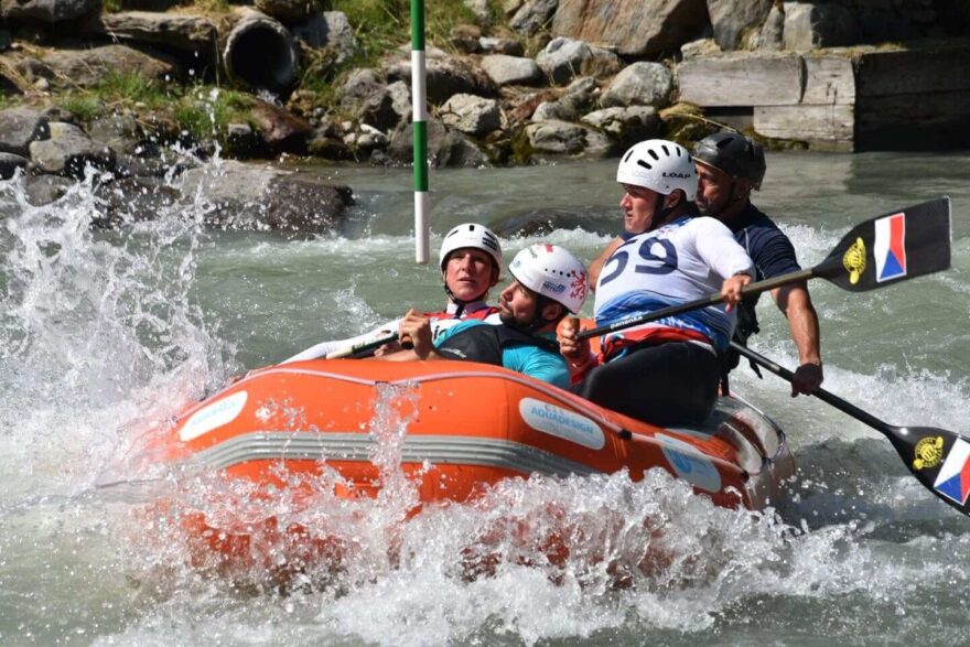Mixová posádka RK Troja při slalomu. / F: United Rafting