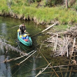 Překonávání přírodních nástrah na Stewart River, Yukon Territory, Kanada.