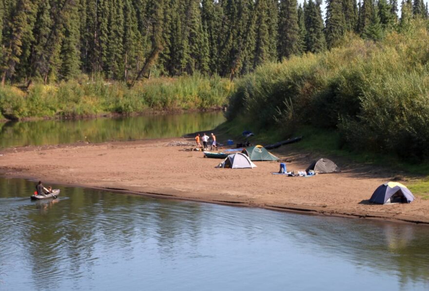 Táboření na krásné pláži u Beaver Creeku na Aljašce.