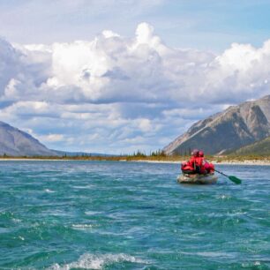 Rozlehlá Wind River, Yukon.