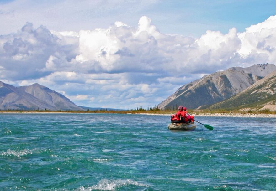 Rozlehlá Wind River, Yukon.