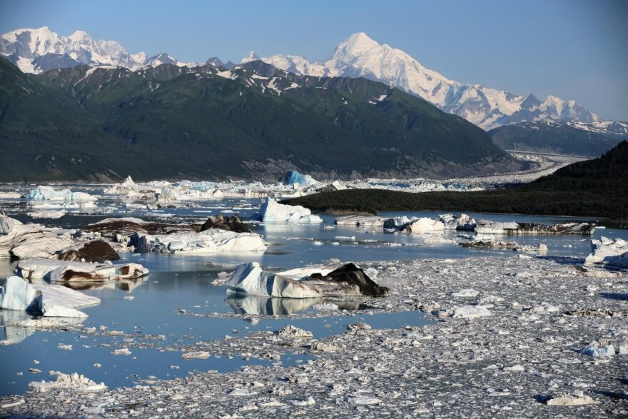 Plovoucím ledem zaplněné Alsek Lake na Alsek River, Aljaška.