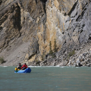 Ztraceni mezi skalami na Keele River, North West Territories, Kanada.