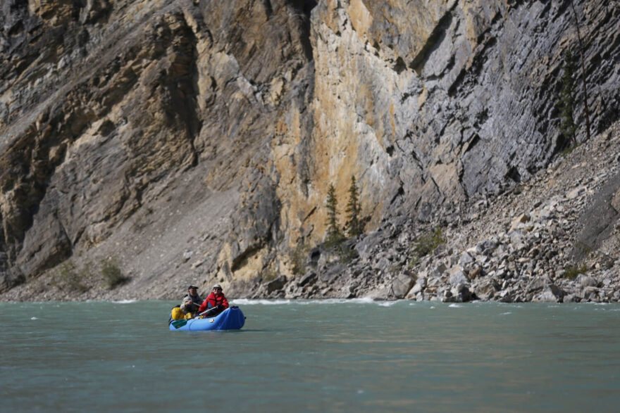 Ztraceni mezi skalami na Keele River, North West Territories, Kanada.