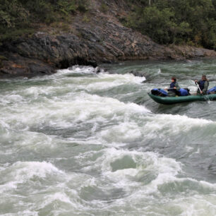 Peřeje na Macmillan River, Yukon Territory, Kanada.