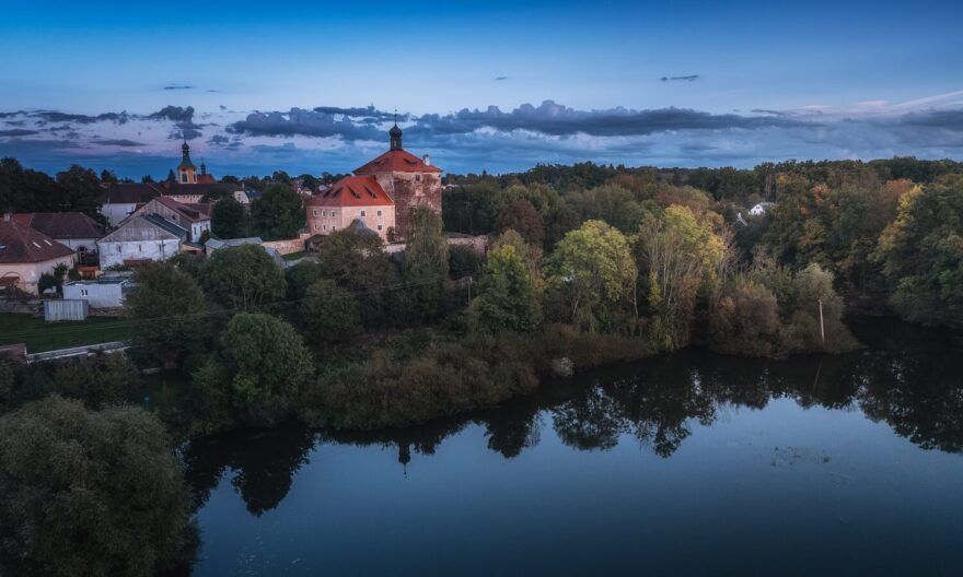 Tvrz Malešov se tyčí nad hladinou vodní nádrže Vrchlice. / F: David Vančišin