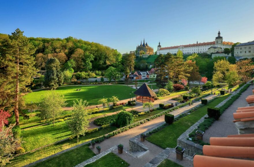 Vrchlice protéká přímo pod chrámem sv. Barbory a Jezuitskou kolejí. / F: archiv KUKO