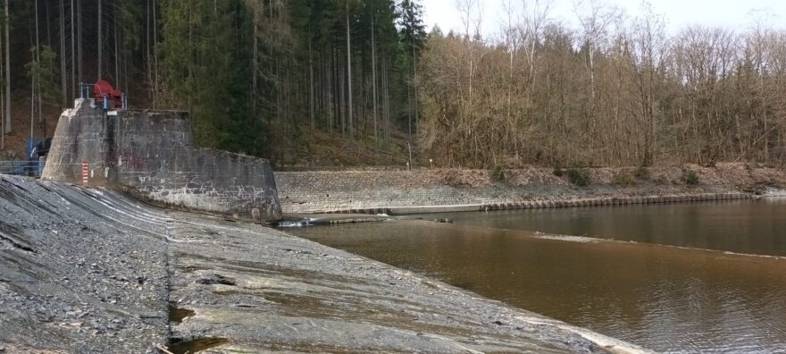 Jez Líšný na Jizeře za průtoku 17 m3/s.