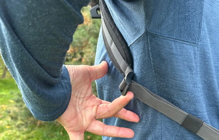 Nastavení délky zádových popruhů je možné pomocí plastové žebříčkové spony. Rovněž závisí na tom, v jakém místě je upnete k daisy chains.