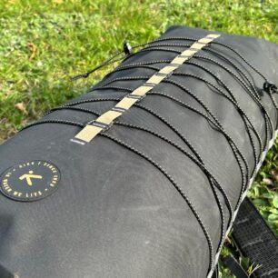 Křížené pruženky na přední straně můžete v případě potřeby odstranit.