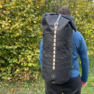 Šedesátilitrový Nomad na zádech.