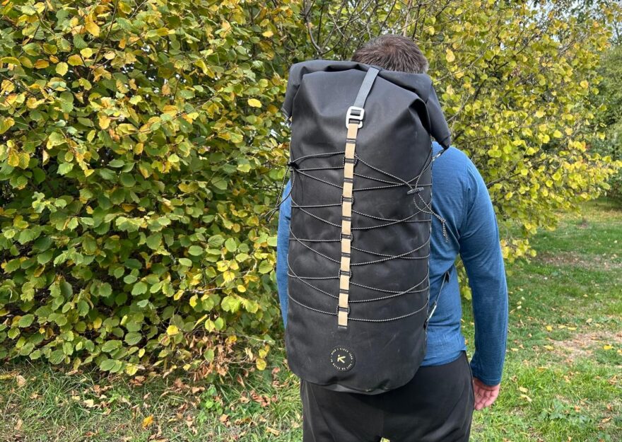 Šedesátilitrový Nomad na zádech.