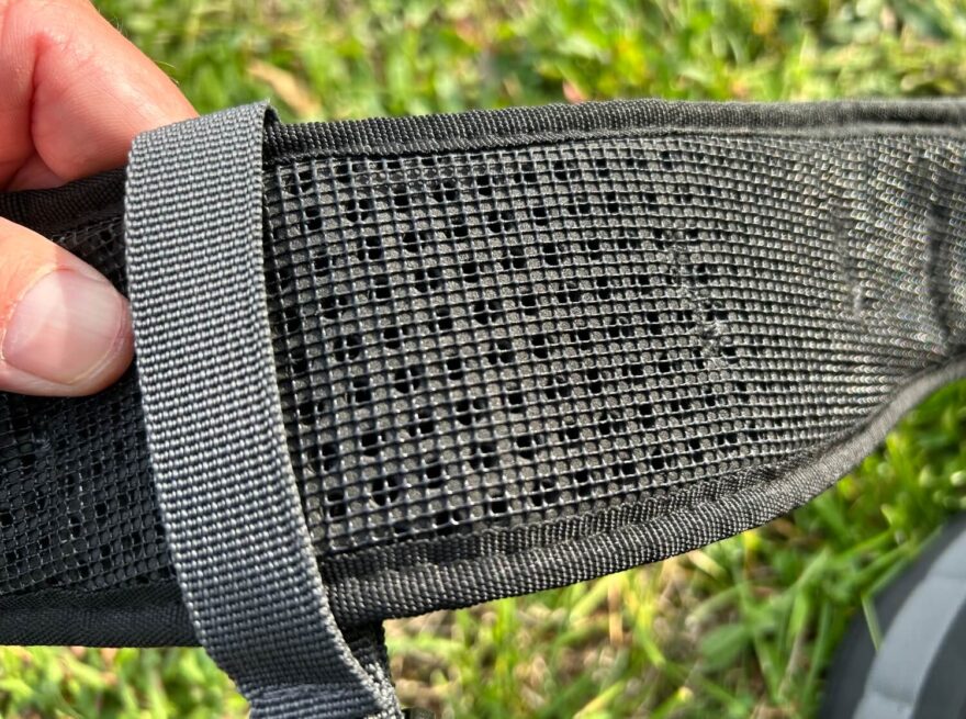 Pogumovaná síťka na spodní straně zádových popruhů a pod ní perforované polstrování.