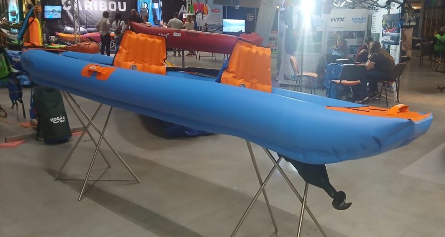 Nafukovací rekreační kajak pro dvě osoby s elektrickým pohonem E-Relax duo XL.