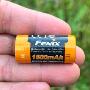 Akumulátor je příjemně malý a lehký a disponuje kapacitou 1600 mAh.