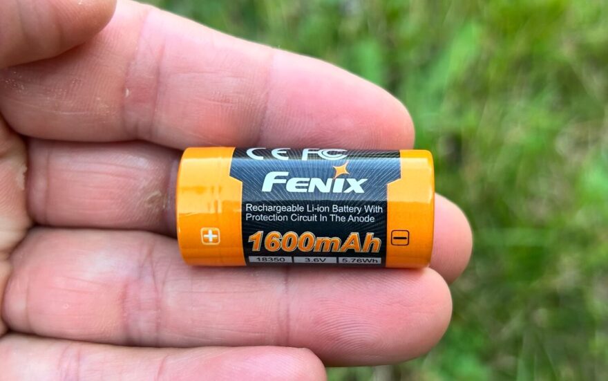 Akumulátor je příjemně malý a lehký a disponuje kapacitou 1600 mAh.