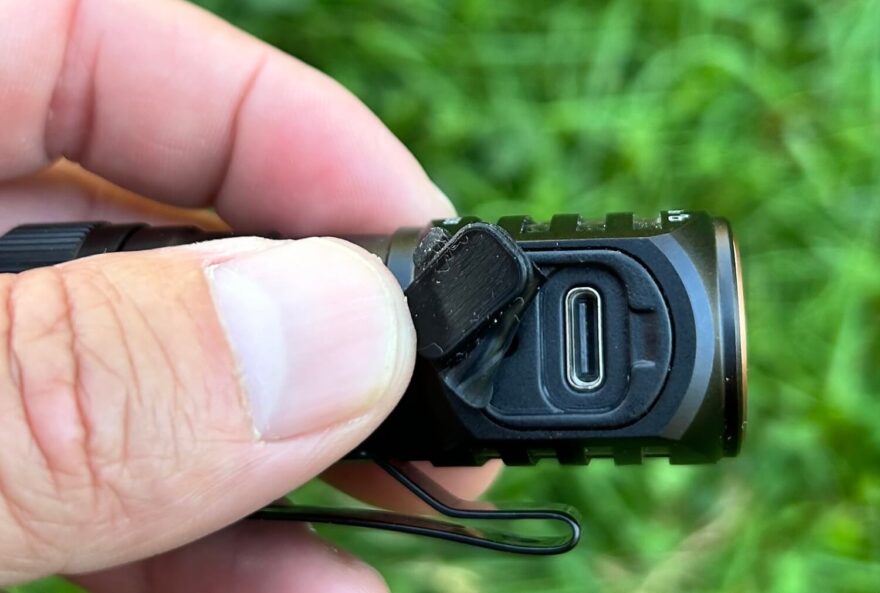 Nabíjení probíhá pomocí konektoru USB-C.