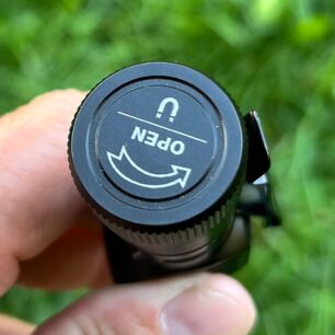 Šroubovací uzávěr pro vložení akumulátoru je zároveň magnetický.